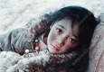 艾軒油畫作品_側臥的西藏小女孩_高清大圖下載